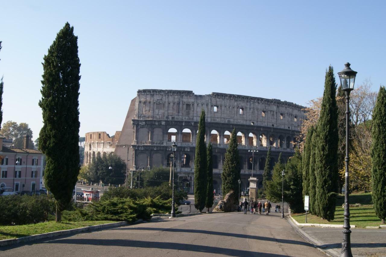 Tatusa al Colosseo Roma Esterno foto